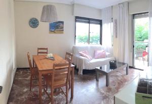 - un salon avec une table et un canapé dans l'établissement Apartamentos Ermitana 22, à Peñíscola
