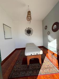 a room with a bench in the middle of a room at Casa do Arco in Arco da Calheta