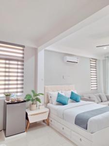 Tempat tidur dalam kamar di INATO SUITES Rm 1 1 queen bed and a pullout sofa bed