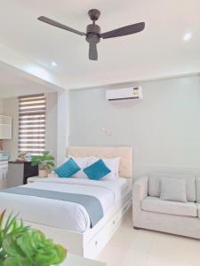 Tempat tidur dalam kamar di INATO SUITES Rm 1 1 queen bed and a pullout sofa bed +6 foto