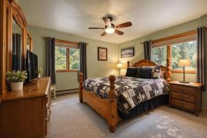 a bedroom with a bed and a ceiling fan at Bear Paw Cabin in Leavenworth