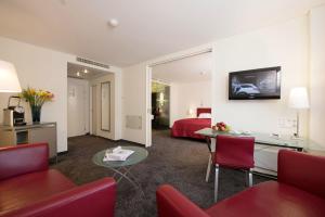 TV a/nebo společenská místnost v ubytování Hotel Glockenhof Zürich
