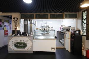 a kitchen with a counter in a kitchen with appliances at 다락방친구들 in T'ongyŏng
