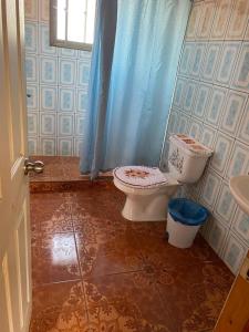 a bathroom with a toilet and a sink at Cabaña Peuño in Chovellén