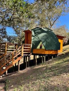 a green dome house with a person in it at Eclipse de luna Guatavita in Guatavita