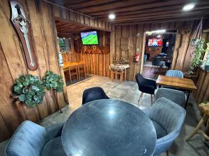 a dining room with a table and chairs at Hostal Suomi in Los Ángeles