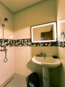 a bathroom with a sink and a mirror at Chez Atlas in Kenitra