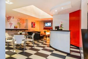 un ristorante con bar e un pavimento a scacchi di Hotel Classic a Bogotá