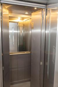 ascensor en un edificio con espejo en Plus Hotel en Craiova