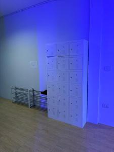 a room with a blue wall and a room withweredweredweredweredweredwered at Lunar Nomad Hostel in Ban Nua