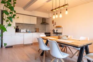 a kitchen and dining room with a wooden table and chairs at Ferienwohnung Alpenglück in Seeg