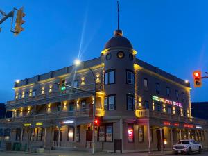 a building with a traffic light in front of it at Coldwater Hotel in Merritt