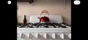 a tea kettle sitting on top of a stove at Cómoda y céntrica habitación en Tenochtitlán, en departamento compartido, CDMX in Mexico City