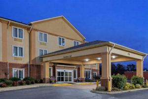 aury inn suites anaheim at the park at Springplace Inn & Suites in Marion +3 photos