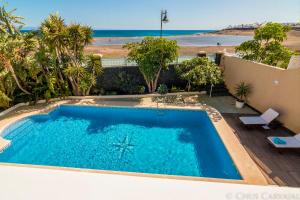 
Una vista de la pileta en Villa La Concha Beachfront Heated Pool o alrededores
