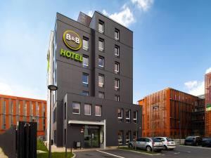 un grand bâtiment noir avec un panneau d'hôtel dans l'établissement B&B HOTEL Orly Chevilly Marché International, à Chevilly-Larue