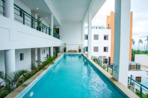 uma piscina no meio de um edifício em The Oyster Bay Hotel Suites em Dar es Salaam