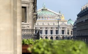 パリにあるエドワール 7 パリ オペラの頂上にドームがある大きな建物