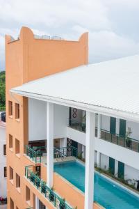 una vista aérea de un edificio con piscina en The Oyster Bay Hotel Suites, en Dar es Salaam