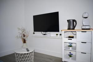 a living room with a tv on a white wall at Apartamento Casa Leo in Playa Blanca
