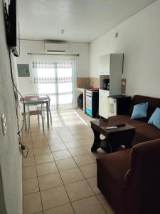 a living room with a couch and a table at La casa de Alex in San Juan Opico