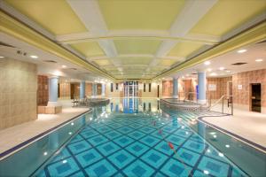a pool in a hotel lobby with a swimming pool at Midleton Park Hotel in Midleton