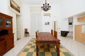 Televízia a/alebo spoločenská miestnosť v ubytovaní Residenza Santa Chiara