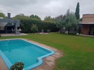 a swimming pool in the yard of a house at Alojamiento La Delfina in Chacras de Coria