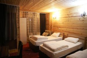 Katil atau katil-katil dalam bilik di Yedigoller Hotel & Restaurant