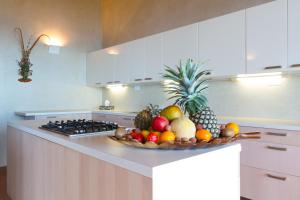 Kuchyň nebo kuchyňský kout v ubytování Villas Palm Royal