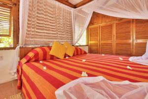 Postel nebo postele na pokoji v ubytování Bird Island Seychelles - Private Island Villas