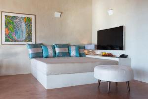 TV a/nebo společenská místnost v ubytování Villas Palm Royal