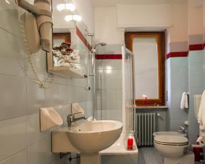 Ett badrum på Domus Hotel