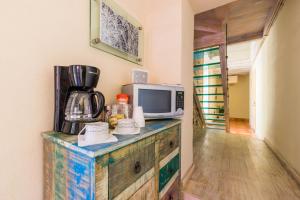 una cocina con microondas encima de una cómoda de madera en Hotel Damiana Boutique, en Querétaro