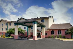 a hotel with a parking lot in front of it at Baymont by Wyndham Galesburg in Galesburg