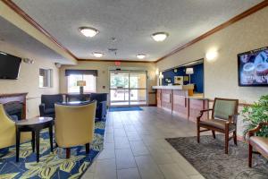 The lounge or bar area at Baymont by Wyndham Galesburg