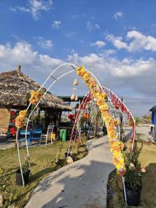 a arch decorated with flowers in front of a building at SORA HOME STAY Ke Ga in Láng Văn Kê