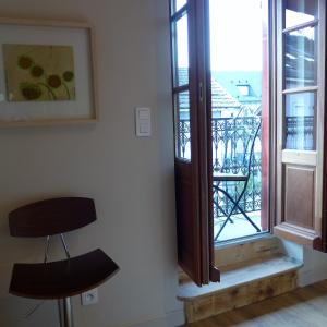 Pokój z krzesłem obok okna w obiekcie Poles Apart w mieście Ax-les-Thermes