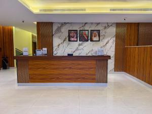 a lobby with a reception desk in a building at Tura Residence Al Khaleej- ترى للشقق المخدومة الخليج in Riyadh