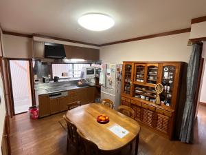 eine Küche mit einem Holztisch, auf dem ein Kürbis liegt in der Unterkunft MaruHouse in Nachikatsuura