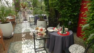 a table with a table cloth in a garden at B&B "Villa Fink" in Ostheim