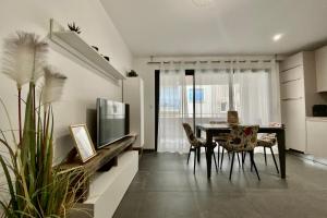 a kitchen and dining room with a table and chairs at Villa Marie 2 Appartement tout confort climatisé 1 chambre proche plage in Le Grau-du-Roi