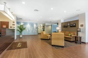 een lobby van een ziekenhuis met banken en stoelen bij Sleep Inn & Suites O'Fallon MO - Technology Drive in O'Fallon