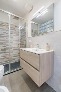 a bathroom with a sink and a shower and a toilet at Ca'Mea 2 Vista Mare, vicino alla pista ciclabile in Imperia +15 photos