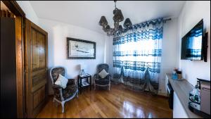 a living room with two chairs and a window at B&B "Villa Fink" in Ostheim