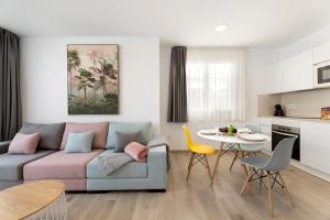 a living room with a couch and a table at Merlin 14 V1 in Playa Honda
