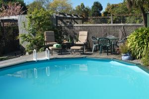 Swimming pool sa o malapit sa Rose Cottage B&B