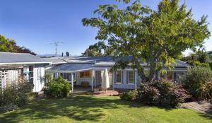 ein weißes Haus mit einem Baum im Hof in der Unterkunft Rose Cottage B&B in Richmond