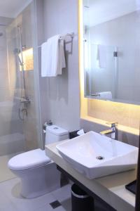 y baño con lavabo, aseo y ducha. en Kew Hotel Tagbilaran en Tagbilaran City