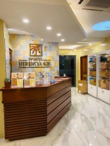 a hotel reception counter in a hotel room at Hotel Herencia 625 in Locsin